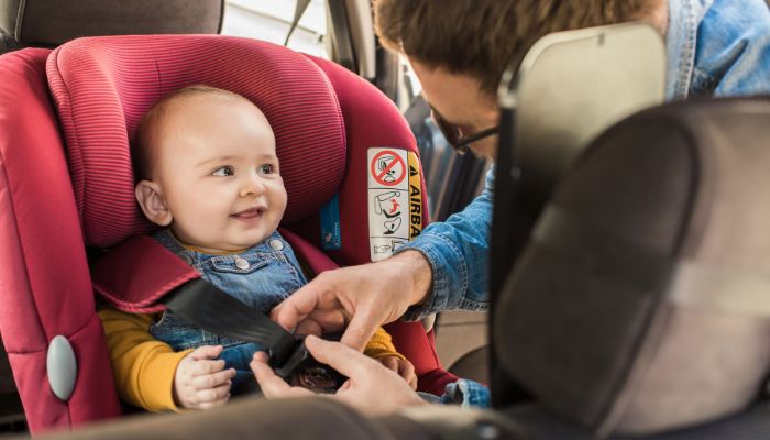 secure baby into group 0 car seat